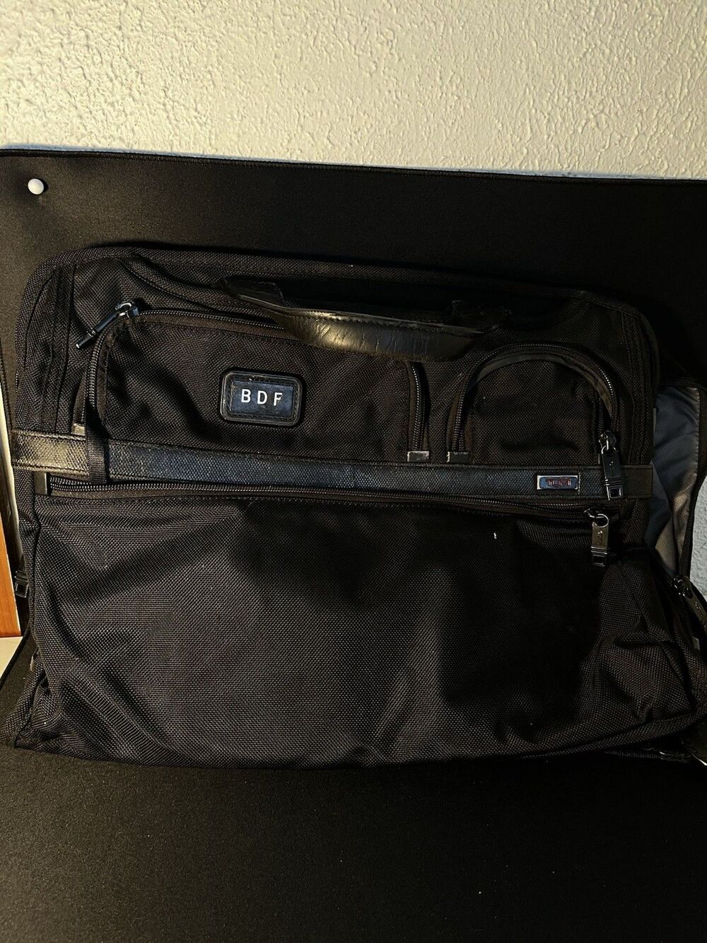 TUMI 2677D3 Alpha Dakota 22” Expandable Carry On Bag Black - Good Condition